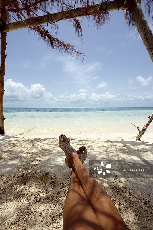 在巴哈马海滩放松的女人图片素材