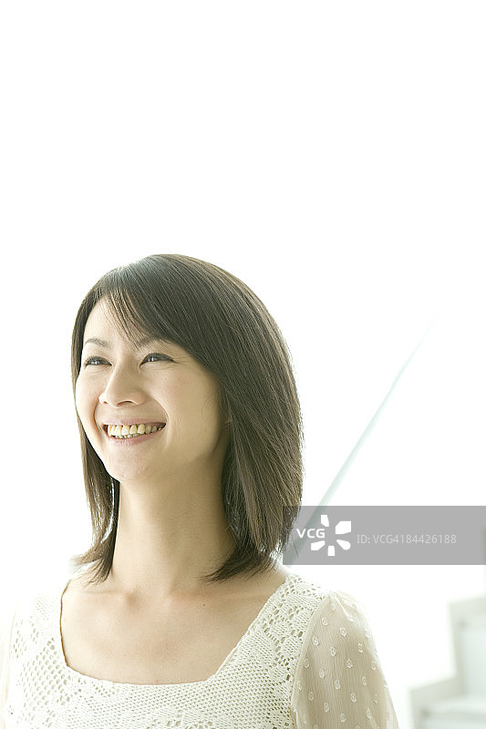 中年妇女微笑着，看向别处图片素材