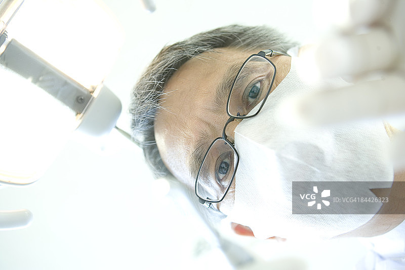 戴口罩的日本男医生图片素材