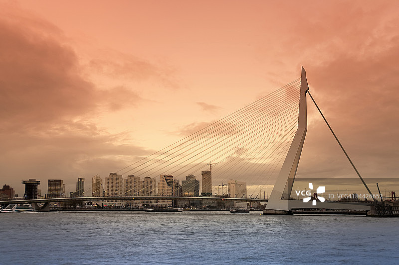 鹿特丹伊拉斯谟大桥图片素材