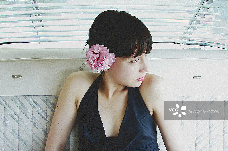 在老式汽车后座上的年轻女子图片素材