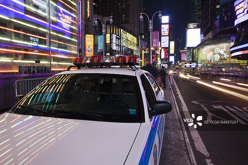 夜晚时代广场的警车图片素材