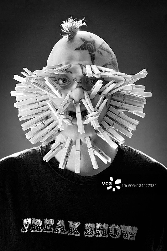 脸上别着衣夹的男人图片素材