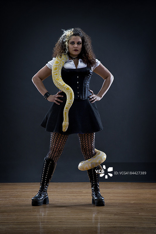 驯蛇人图片素材