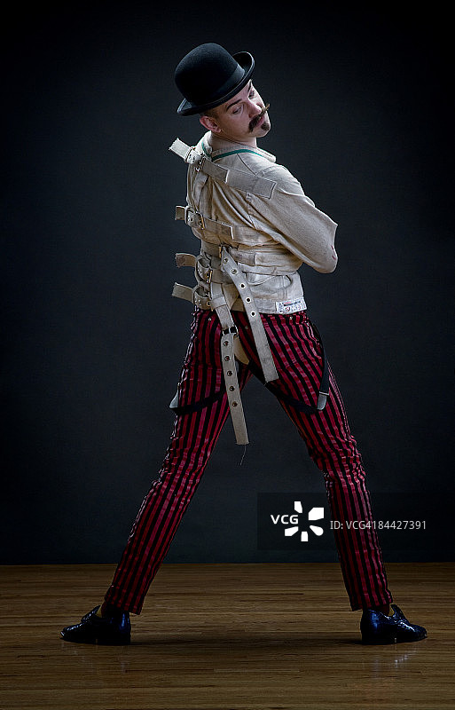 穿着束缚衣的男人图片素材