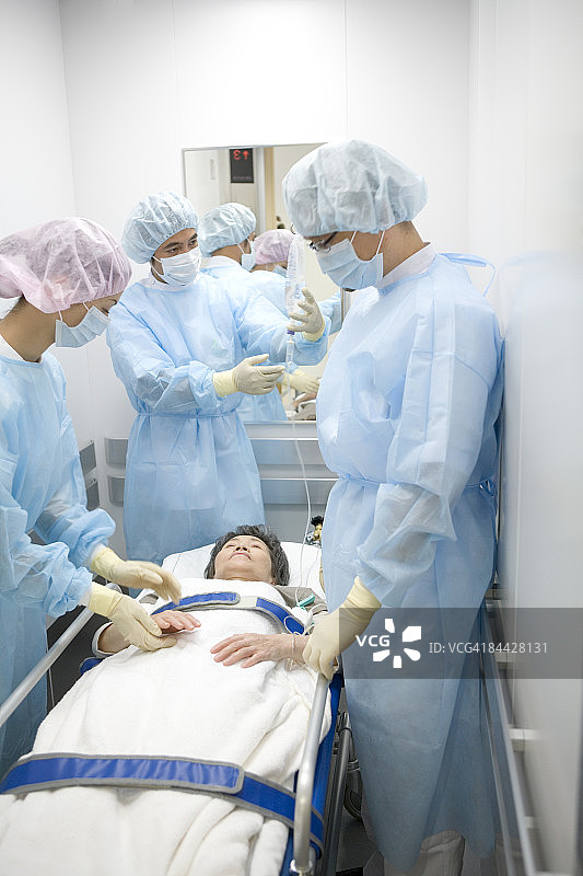医生在电梯里用手推车运送病人图片素材
