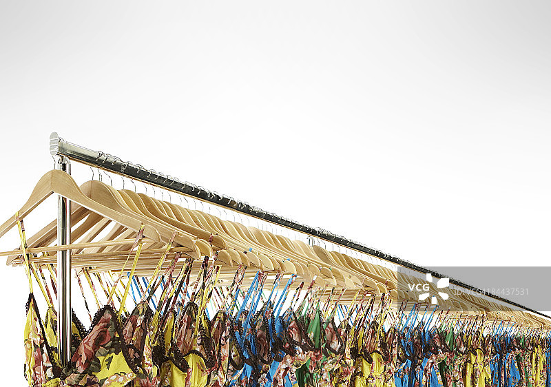 挂着碎花裙子的衣架图片素材