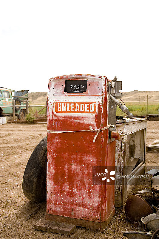 废弃在院子里的加油泵图片素材