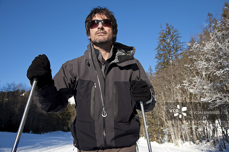 年长的男人在越野滑雪图片素材