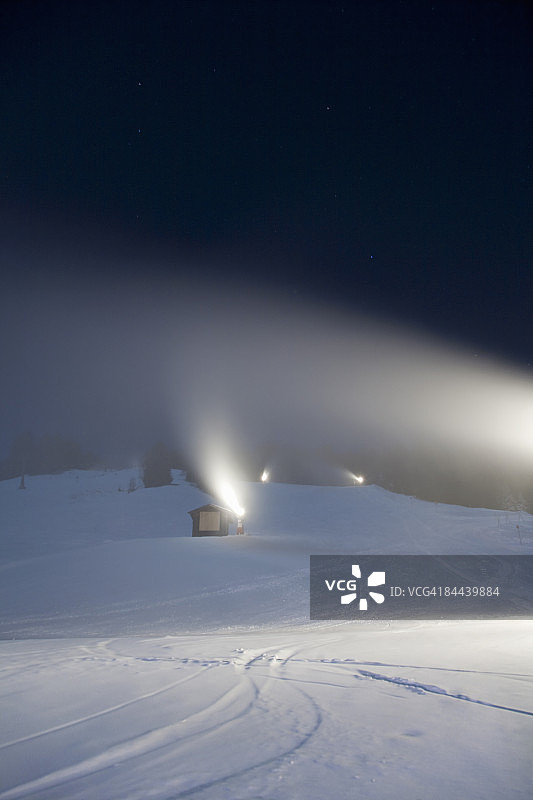 夜间带有造雪机的山坡图片素材