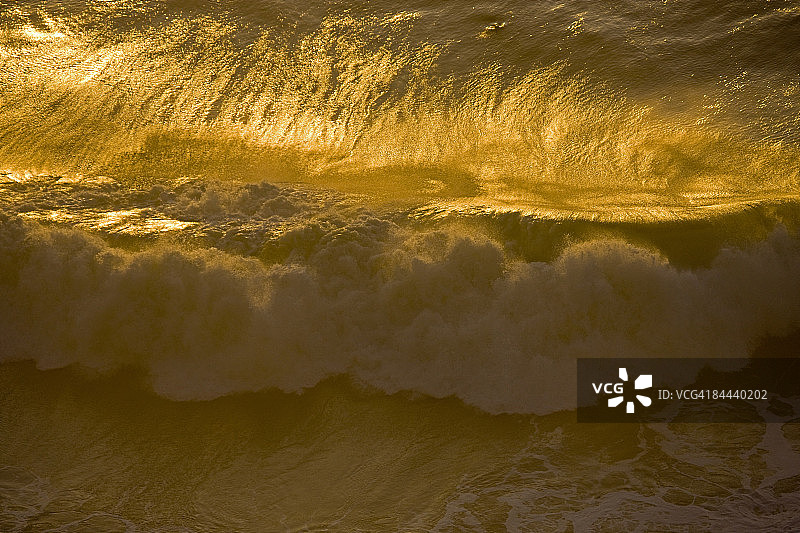 海浪上的最后一缕晚霞图片素材