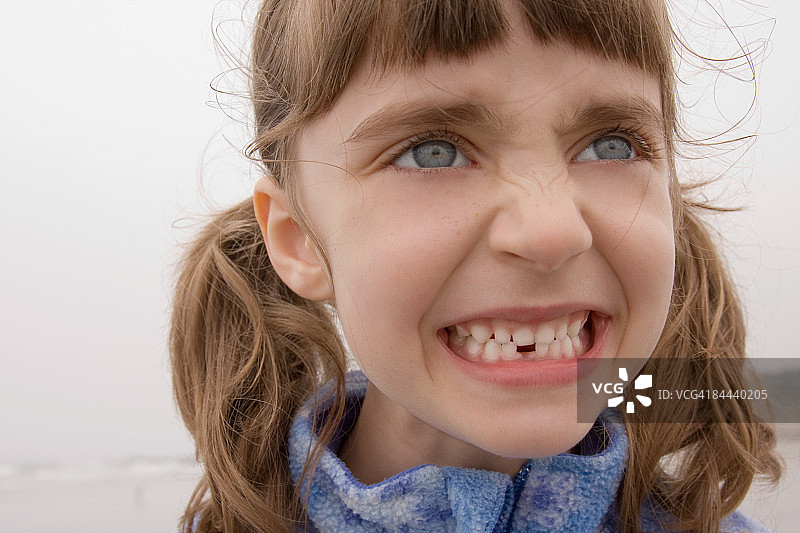 缺牙微笑的小女孩图片素材