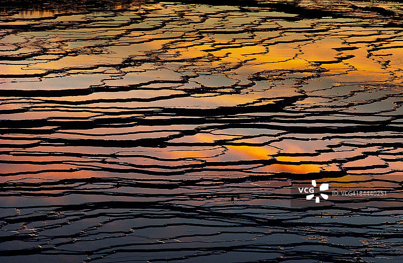 中途盆地大棱镜间歇泉图片素材