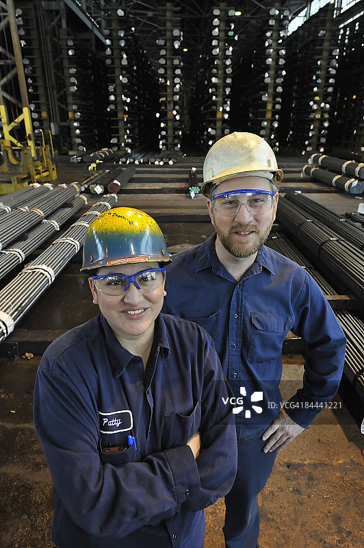 钢铁厂中摆好姿势的工人图片素材