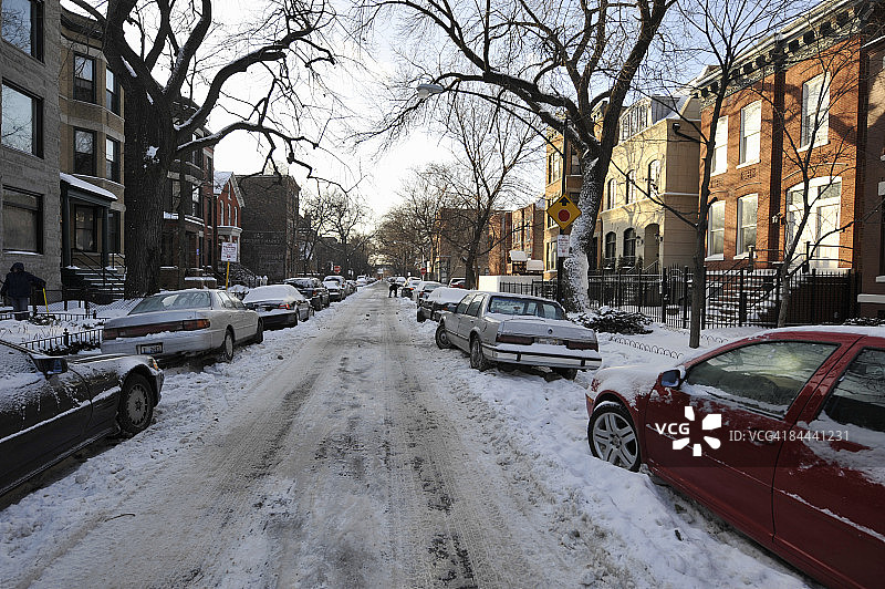 冬季城市街道雪景和汽车图片素材