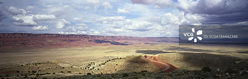 朱红悬崖与蜿蜒的道路图片素材