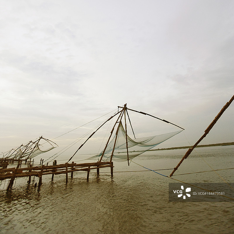 印度科钦喀拉拉邦海域的商业渔网图片素材