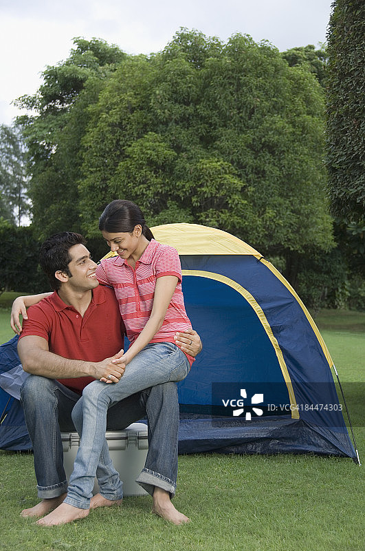 情侣在公园里微笑图片素材