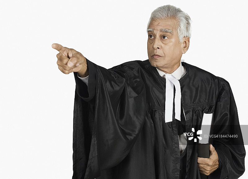 男律师拿着一本书并指着图片素材