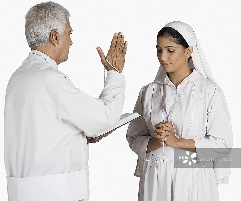 修女向牧师忏悔图片素材