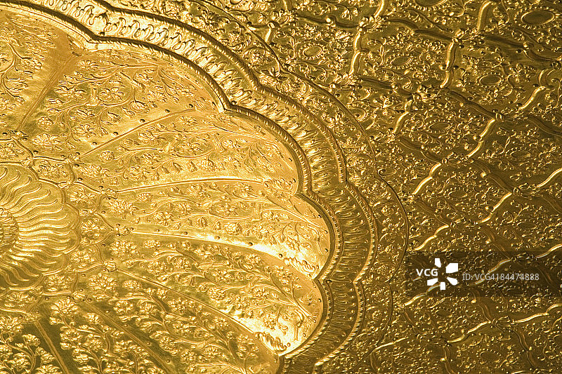 印度阿姆利则金庙天花板的仰视角度图片素材