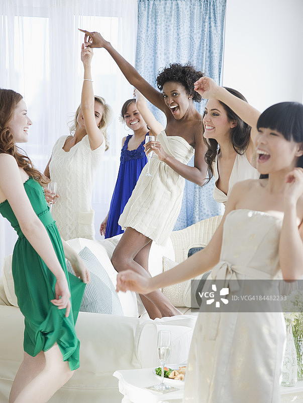 在聚会上跳舞的女子团体图片素材