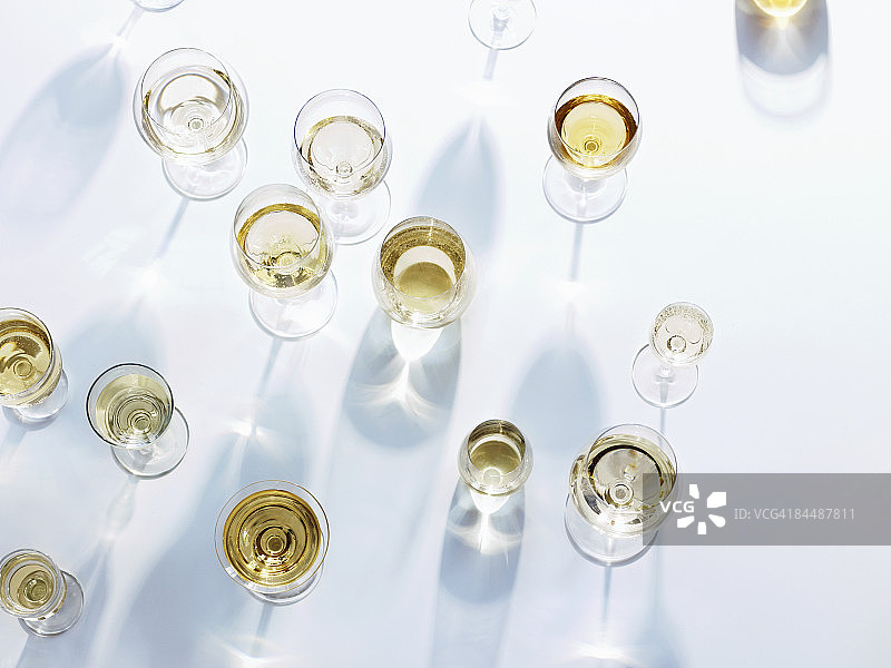 白色桌布上的白葡萄酒杯图片素材