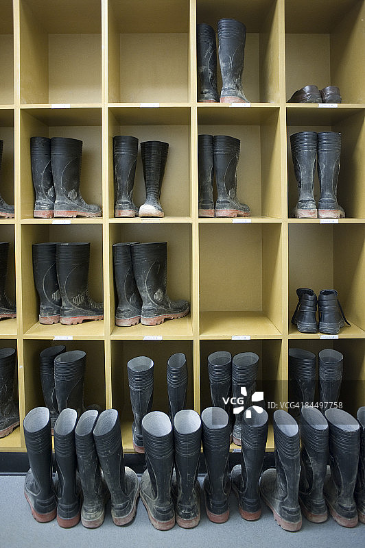 建筑工人在更衣室里穿的靴子图片素材