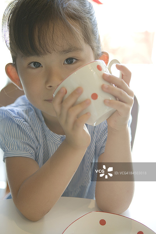 手持咖啡杯的女孩肖像图片素材