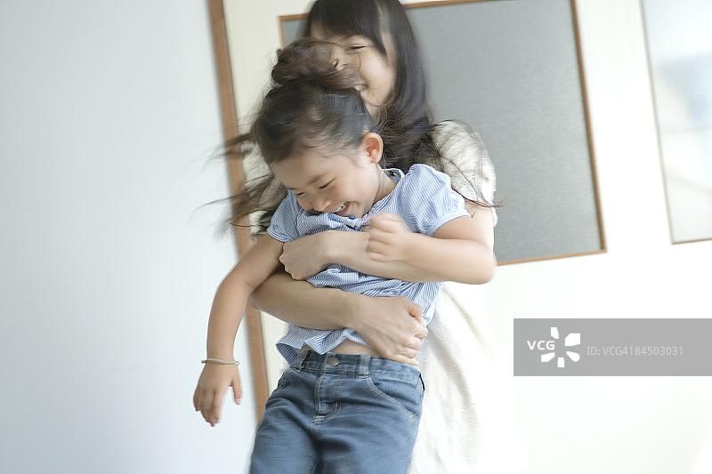 母亲抱着女儿玩耍图片素材