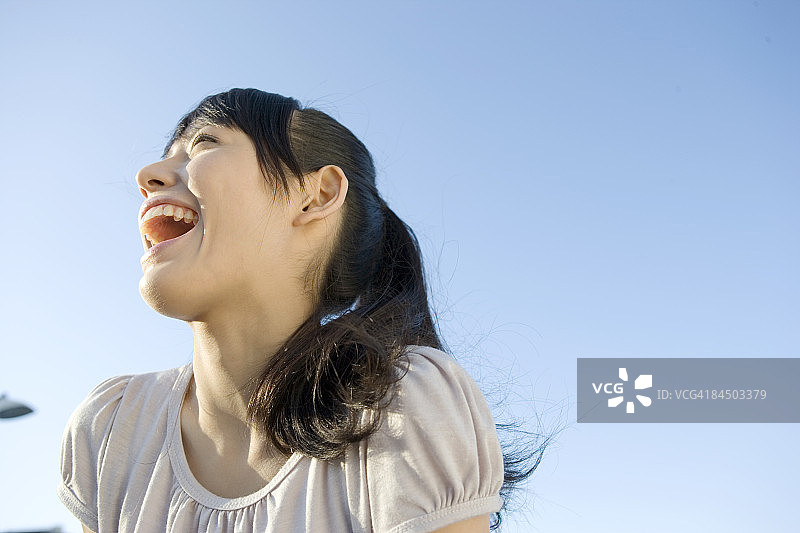 年轻女人喊叫的低角度视图图片素材