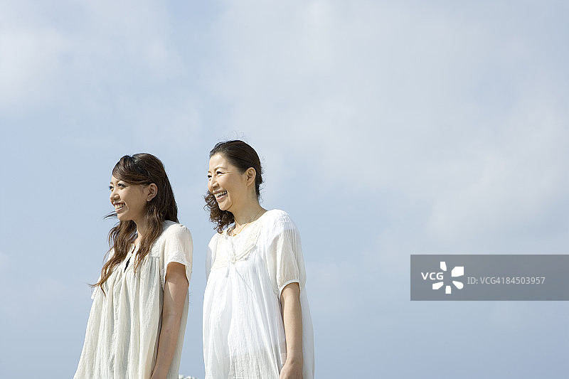 日本母女站立微笑图片素材