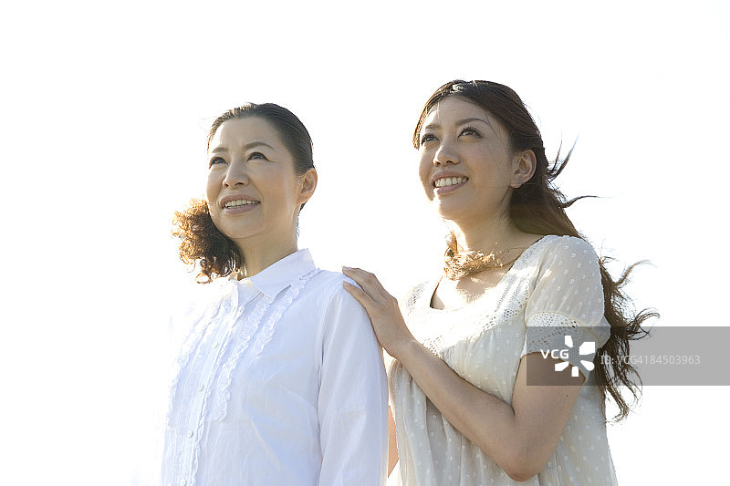 妈妈和女儿在户外微笑图片素材