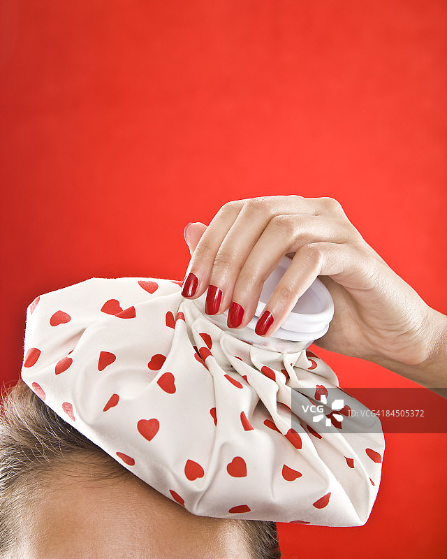 女人头上敷着冰袋图片素材