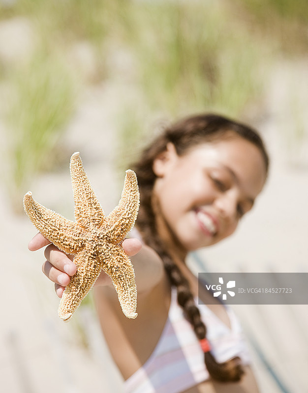 holding starfish图片素材