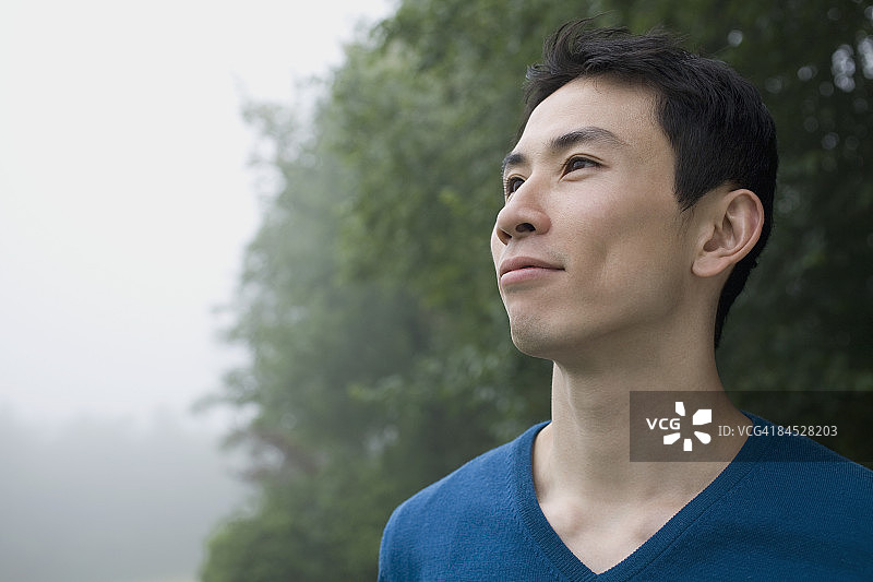 户外微笑的亚洲男人图片素材