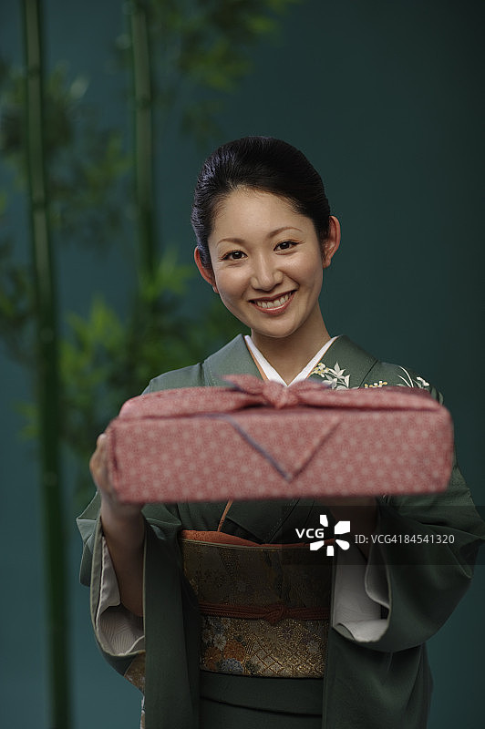 穿着和服的女人，肖像照，工作室拍摄图片素材