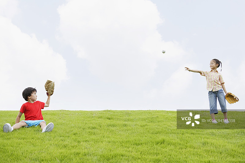 男孩和女孩玩接球游戏图片素材