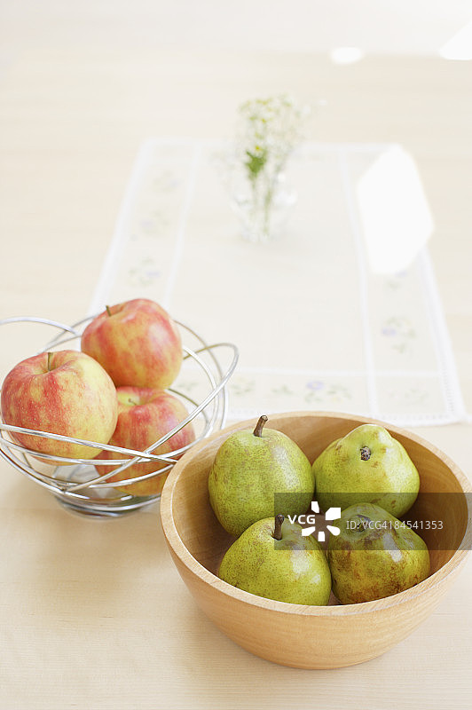 桌子上的苹果和梨图片素材