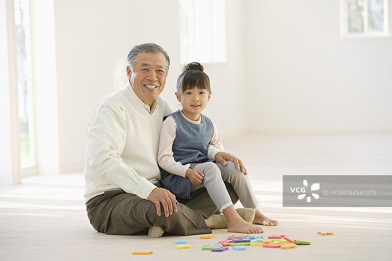 女孩和祖父的肖像图片素材