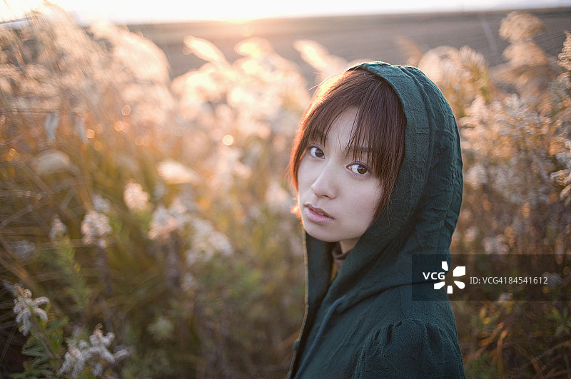 户外年轻女子肖像图片素材