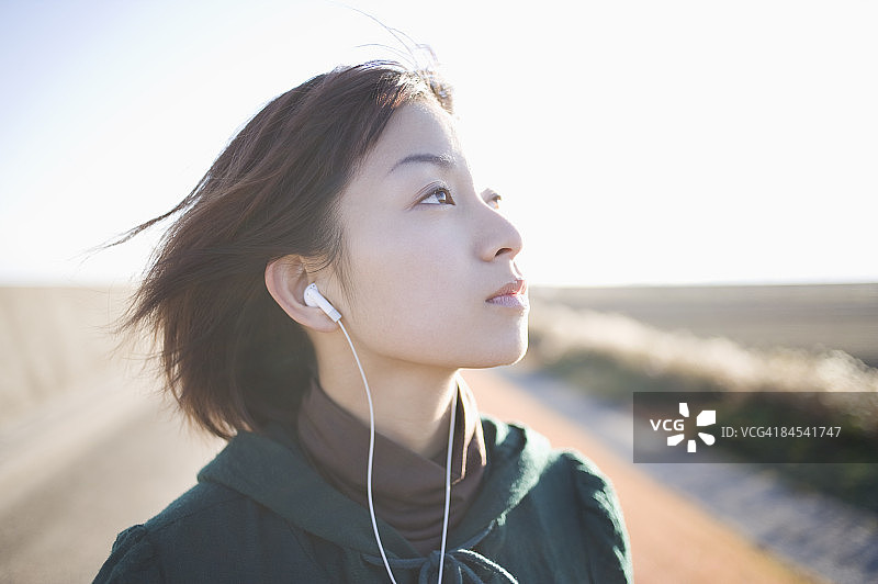 戴着耳机听音乐的年轻女人图片素材