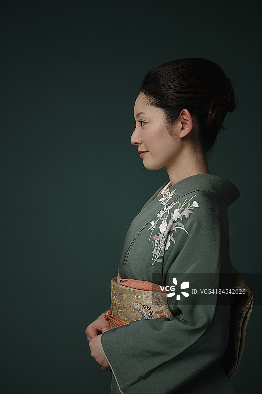 穿和服的侧脸人像，工作室拍摄图片素材
