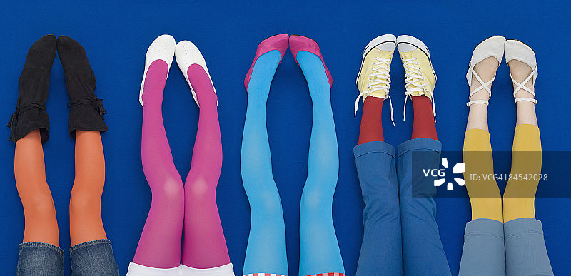 年轻女人穿着彩色连裤袜下半身特写图片素材