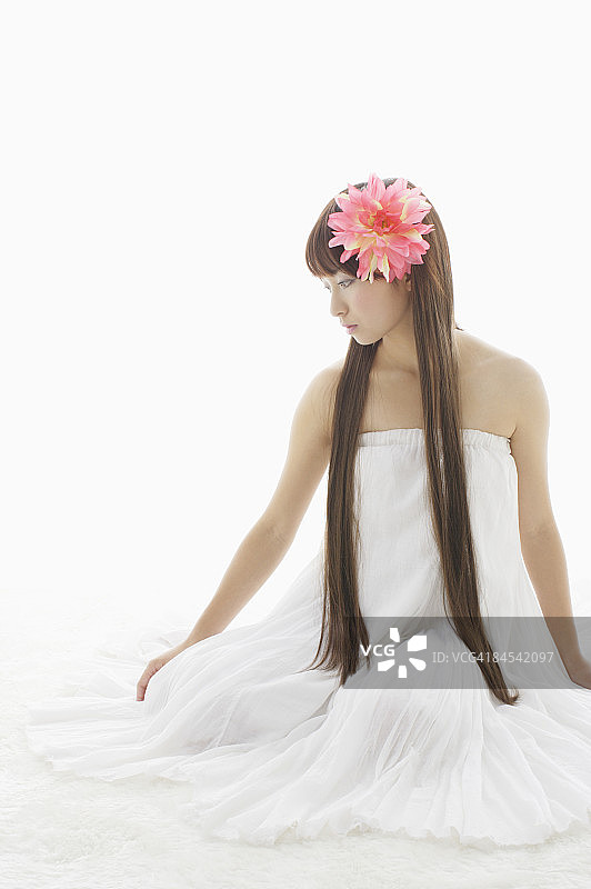 戴着鲜花的年轻女子，工作室拍摄图片素材