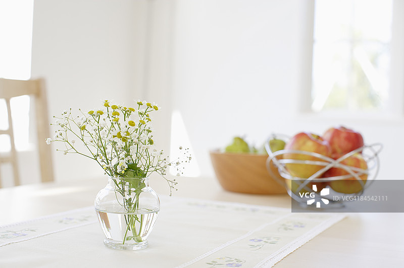 桌子上的花果图片素材