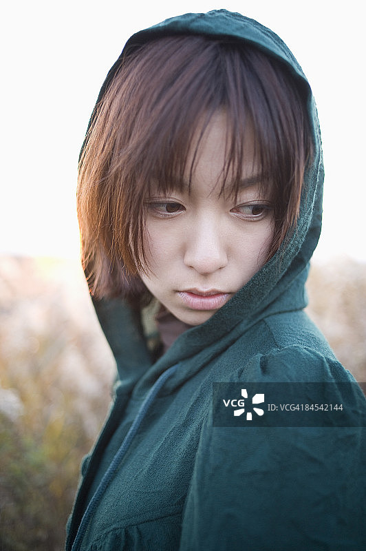 户外年轻女子肖像图片素材