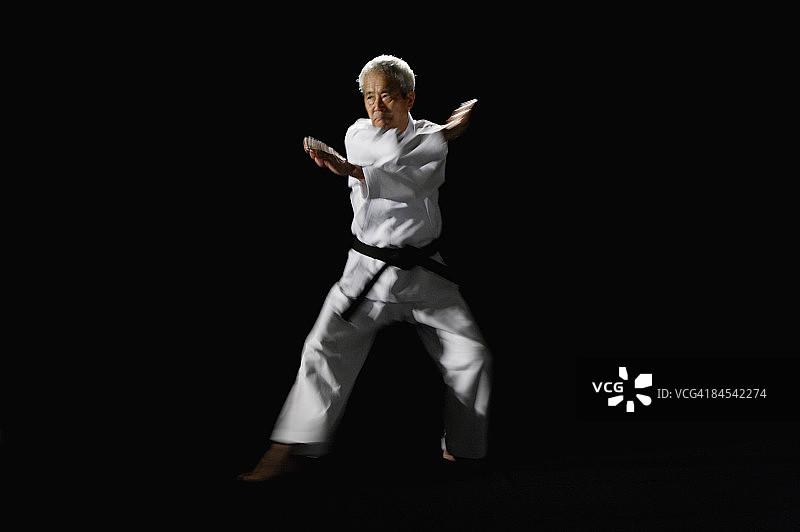空手道大师演示，工作室拍摄图片素材