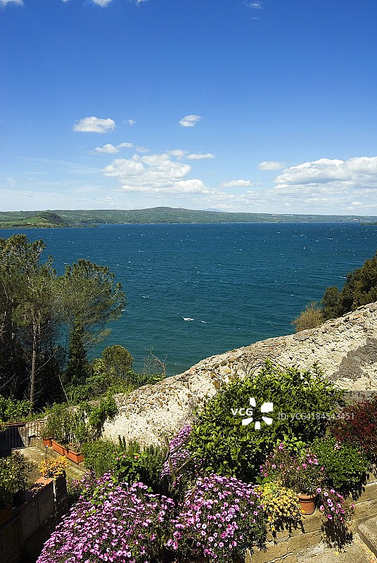 博尔塞纳湖，意大利拉齐奥大区卡波迪蒙特视角图片素材