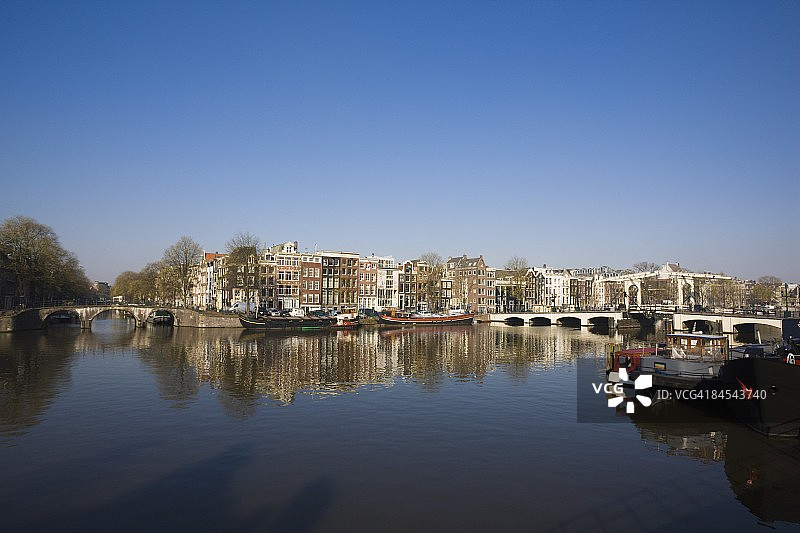 荷兰阿姆斯特丹阿姆斯特尔河和瘦桥图片素材